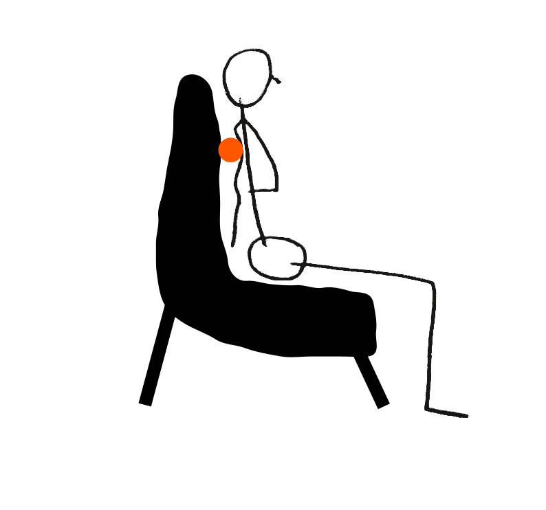 Massage corps assis, balle derrière le dos, bras le long du tronc